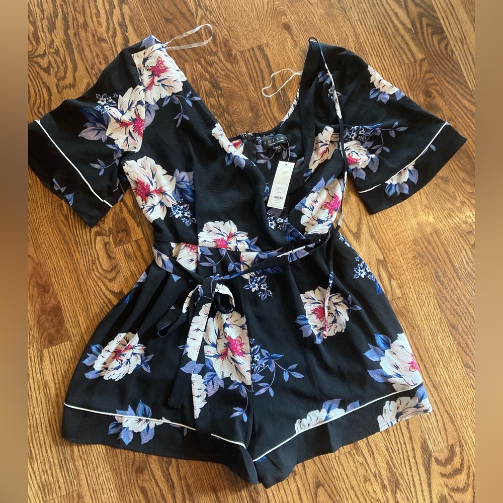 NWT Francesca’s Floral Romper sz L